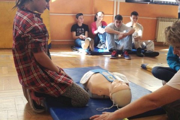 „Pokreni srce-spasi život“: U Drvodjeljskoj školi edukacija o postupcima oživljavanja