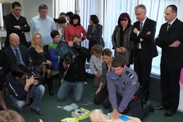 Predstavljen program javno dostupne rane defibrilacije
