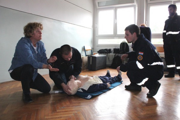 Nastavljena edukacija pripadnika Državnih intervencijskih postrojbi DUZS- za rad s automatskim vanjskim defibrilatorom