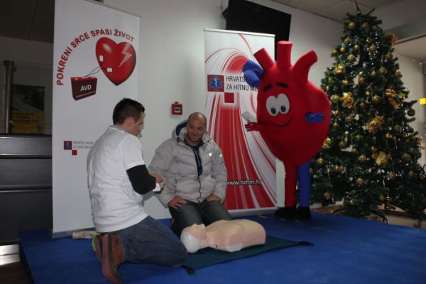 „Pokreni srce-spasi život“: U zagrebačkoj I. Postaji prometne policije promoviran program javno dostupne rane defibrilacije