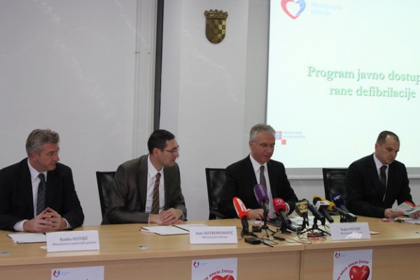 Predstavljen program javno dostupne rane defibrilacije