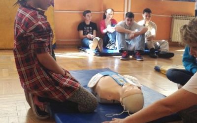 „POKRENI SRCE-SPASI ŽIVOT“: U DRVODJELJSKOJ ŠKOLI EDUKACIJA O POSTUPCIMA OŽIVLJAVANJA