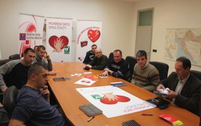 POKRENI SRCE-SPASI ŽIVOT: MUP-OVCI OSPOSOBLJENI ZA RAD S AUTOMATSKIM VANJSKIM DEFIBRILATOROM