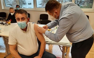 Djelatnici hitne medicinske službe među prvima se cijepili protiv bolesti COVID-19